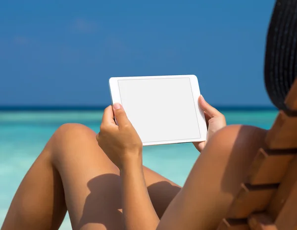 Tableta vacía en blanco en manos de mujeres en la playa —  Fotos de Stock