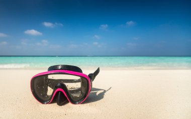 Renkli şnorkel maskesi uzak tropik sahilleri deniz kenarında. Trave