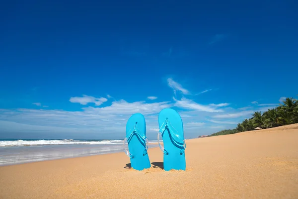 Klapki na tropikalnej plaży — Zdjęcie stockowe