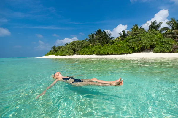 Carino donna rilassante sulla spiaggia tropicale — Foto Stock