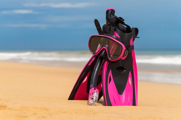 Máscara com tubo para snorkeling e nadadeiras na praia — Fotografia de Stock