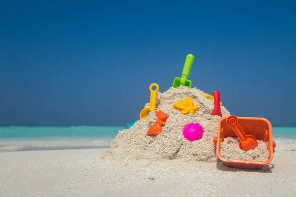 Brinquedos de praia na areia na praia — Fotografia de Stock