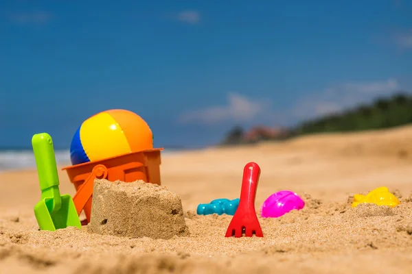 Strandspielzeug im Sand am Strand — Stockfoto