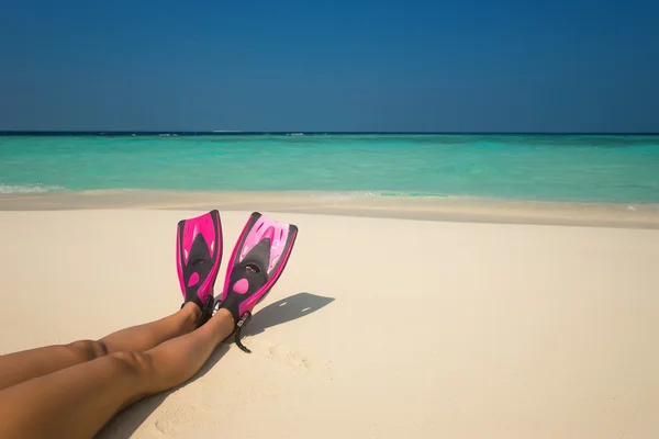 Mulher relaxante no verão férias na praia deitado na areia . — Fotografia de Stock