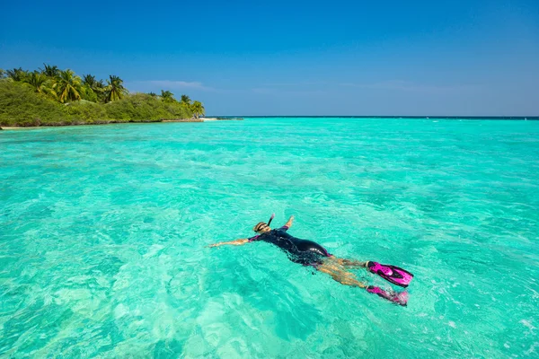 Žena, šnorchlování v jasné tropických vodách před exotické isl — Stock fotografie