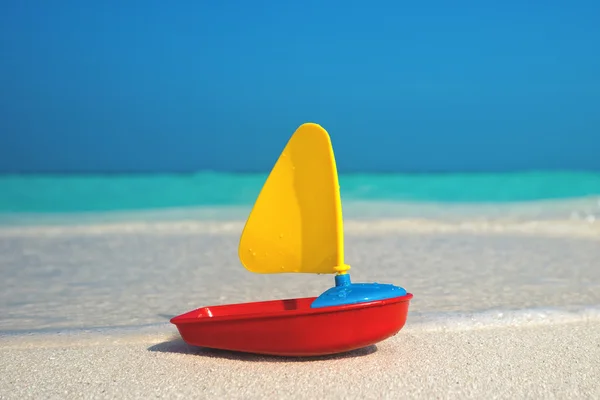 Statek zabawka na tle morza — Zdjęcie stockowe