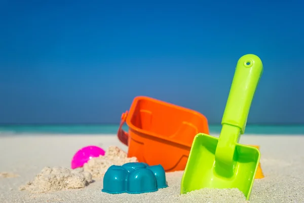 Brinquedos de praia na areia na praia — Fotografia de Stock