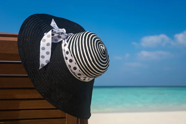 Strandkörbe mit Hut am weißen Sandstrand — Stockfoto