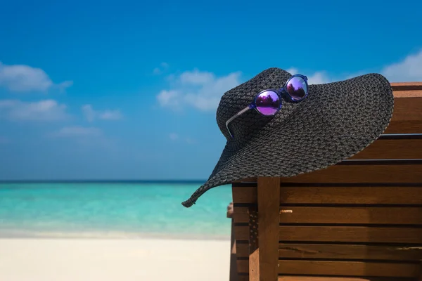 Strandkörbe mit Hut am weißen Sandstrand — Stockfoto