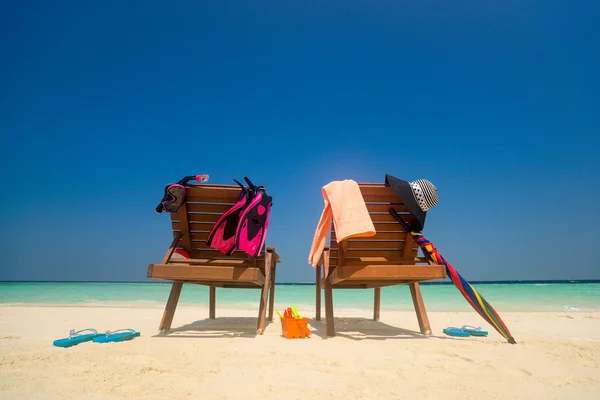 Zdjęcie plaży leżaku na tropikalnej plaży, wakacje. Podróż — Zdjęcie stockowe