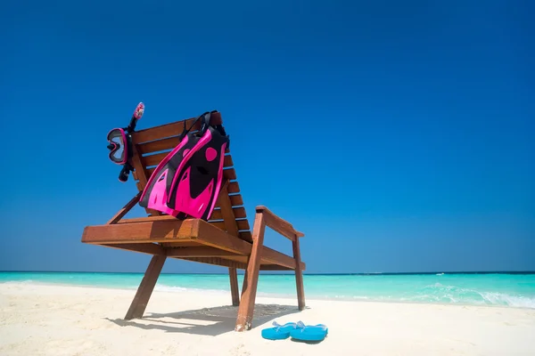 在热带海滩度假沙滩躺椅的图片。旅行 — 图库照片
