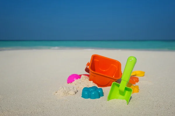 Strandspielzeug im Sand am Strand — Stockfoto