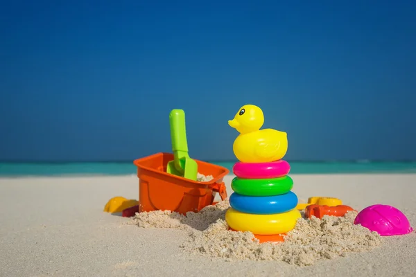 Brinquedos de praia na areia na praia — Fotografia de Stock