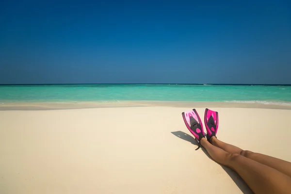 Mujer relajante en vacaciones de verano en la playa tumbada en la arena . — Foto de Stock