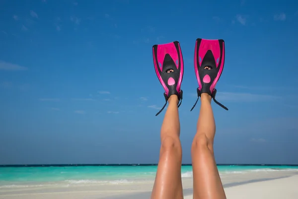 Vrouw ontspannen op vakantie van de vakantie van het zomer-strand liggen in zand. — Stockfoto