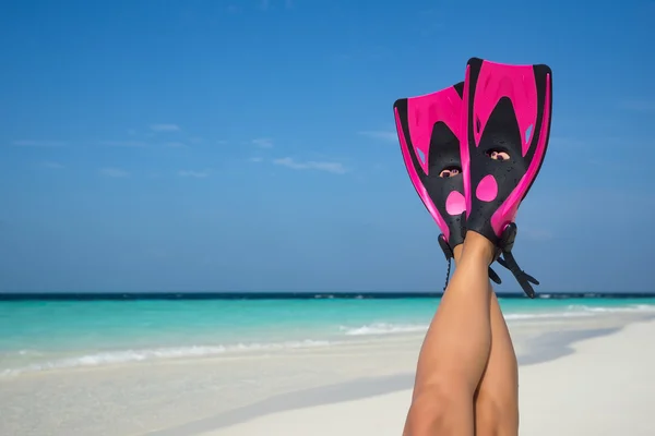Kadın kum yalan yaz plaj tatil tatil günlerinde rahatlatıcı. — Stok fotoğraf