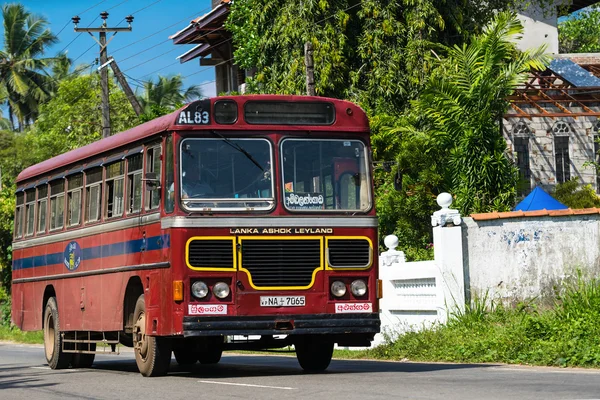 BENTOTA, SRI LANKA - DEZEMBRO 31, 2015: Ônibus público regular. Os autocarros são o tipo de transporte público mais difundido no Sri Lanka . — Fotografia de Stock