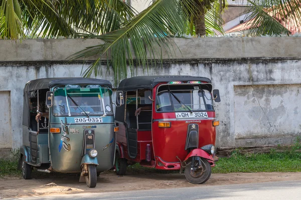 Bentota, Sri Lanka - 31 December 2015: reguliere openbare bus. Bussen zijn het meest voorkomende type van het openbaar vervoer in Sri Lanka. — Stockfoto