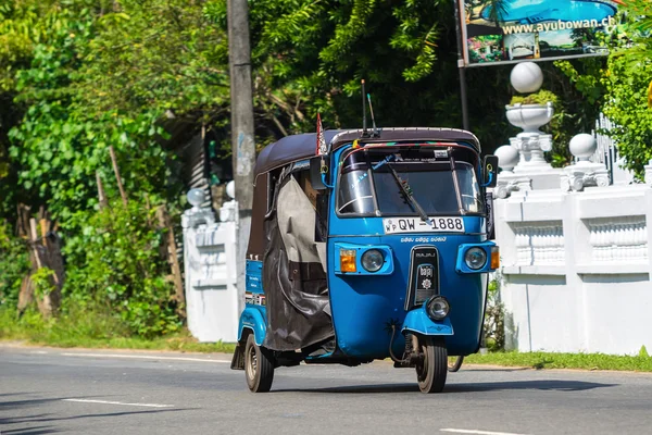 Bentota, Srí Lanka - 31. prosince 2015: pravidelné autobusové. Autobusy jsou nejrozšířenějším typem MHD na Srí Lance. — Stock fotografie