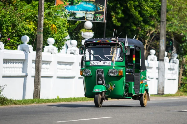 Bentota, Sri Lanka - den 31 December 2015: regelbundna bussar. Bussar är den mest utbredda kollektivtrafik typ i Sri Lanka. — Stockfoto