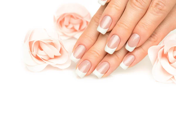 Kobieta ręce z Francuski manicure z bliska — Zdjęcie stockowe