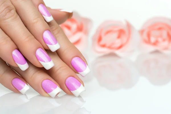 Kobieta ręce z Francuski manicure z bliska — Zdjęcie stockowe