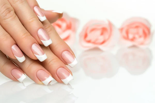 Kobieta ręce z Francuski manicure z bliska — Zdjęcie stockowe