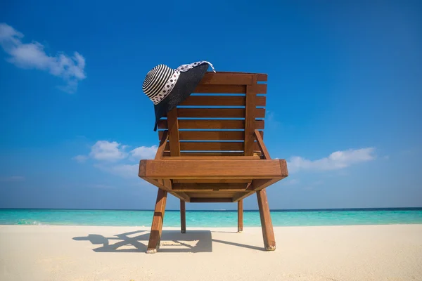 Beach chairs with hat on white sandy beach — Stock Photo, Image