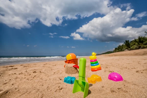 Brinquedos de praia na areia na praia — Fotografia de Stock