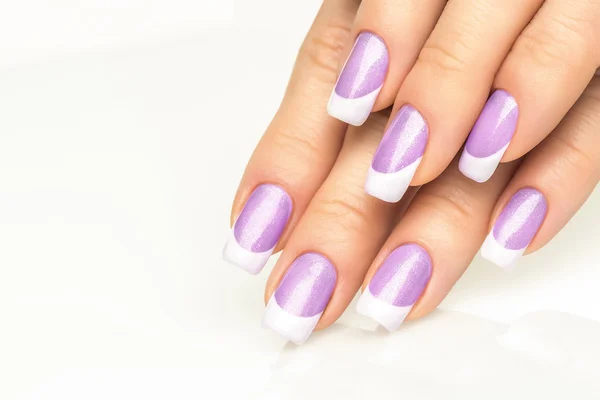 Kobieta ręce z Francuski manicure z bliska — Zdjęcie stockowe