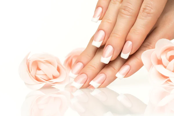 Kobieta ręce z Francuski manicure z bliska — Zdjęcie stockowe