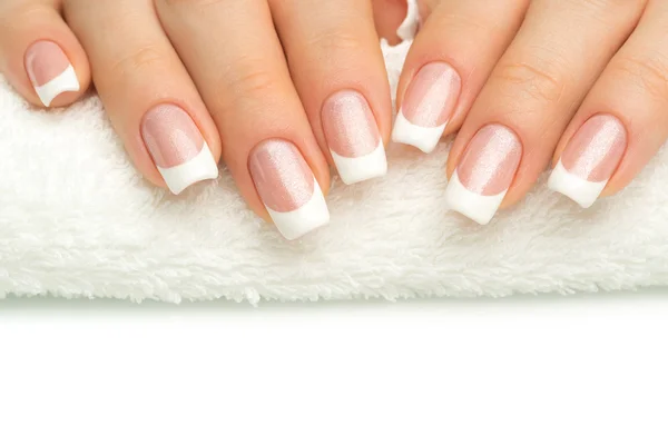 Piękne palce z Francuski manicure na ręcznik. Manicure w — Zdjęcie stockowe