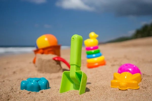 Strandspielzeug im Sand am Strand — Stockfoto