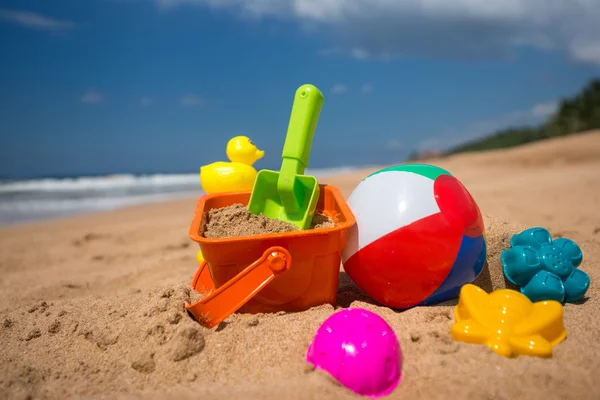 Strandspielzeug im Sand am Strand — Stockfoto