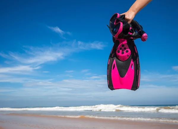 Frau mit Maske und Schwimmflossen zum Schwimmen im Hintergrund — Stockfoto