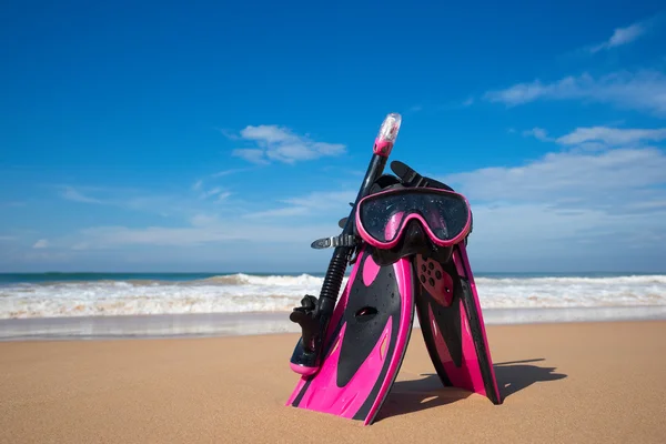 Μάσκα με σωλήνα για κολύμβηση με αναπνευστήρα και ρακέτες στην παραλία — Φωτογραφία Αρχείου