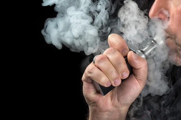 Μεγέθυνση του ένα άνθρωπος vaping ένα ηλεκτρονικό τσιγάρο — Φωτογραφία Αρχείου