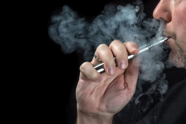 Zbliżenie: człowiek vaping elektroniczny papieros — Zdjęcie stockowe