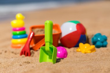 Sahilde kum plaj oyuncakları