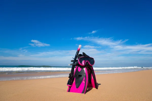 Máscara com tubo para snorkeling e nadadeiras na praia — Fotografia de Stock