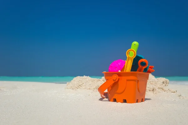 Brinquedos de praia na areia na praia — Fotografia de Stock