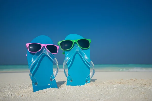 Flip-flops och solglasögon vid havet — Stockfoto