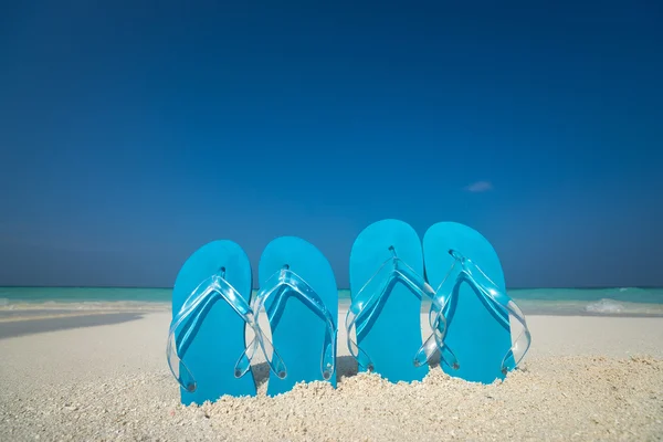 Flip flops op een tropisch strand — Stockfoto