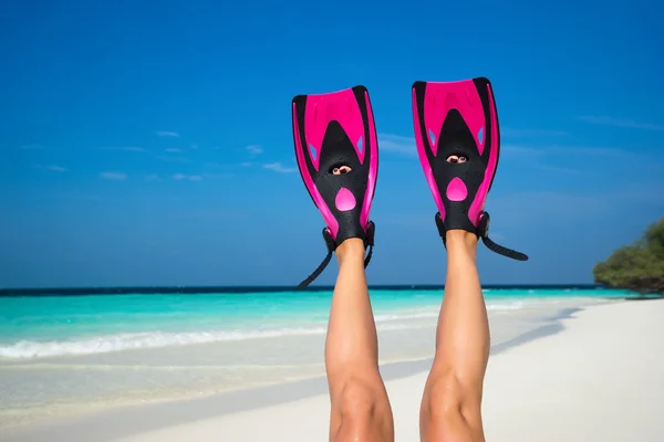 Mujer relajante en vacaciones de verano en la playa tumbada en la arena . —  Fotos de Stock