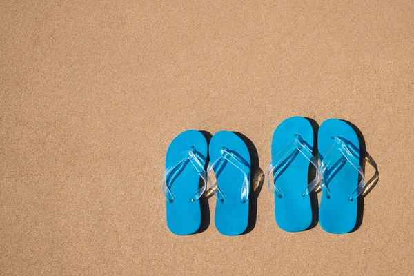 Flip flops on a sand — Stock Photo, Image