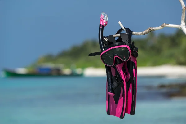 Máscara con tubo para snorkel y aletas en la playa —  Fotos de Stock