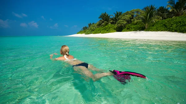 Femme mignonne se détendre sur la plage tropicale — Photo