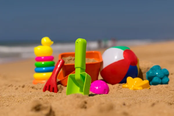 Strandspielzeug im Sand am Strand — Stockfoto