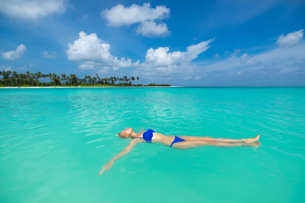 Femme mignonne se détendre sur la plage tropicale — Photo