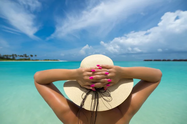 Femme en chapeau sur la plage — Photo